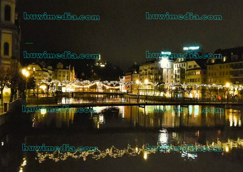 Luzern bei Nacht mit beleuchteter Seepromenade und Spiegelung im Wasser