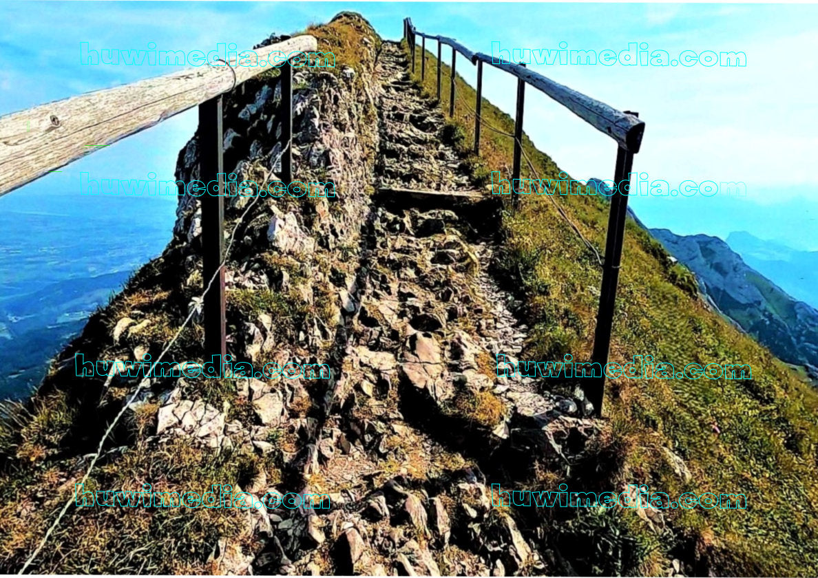 Steiniger Grat-Aufstieg zum Tomlishorn mit Metallgeländer und Alpenpanorama