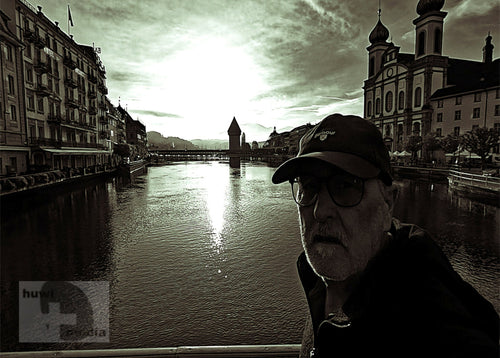 Person vor der Kapellbrücke und Jesuitenkirche in Luzern, Schwarz-Weiss Stimmungsfoto