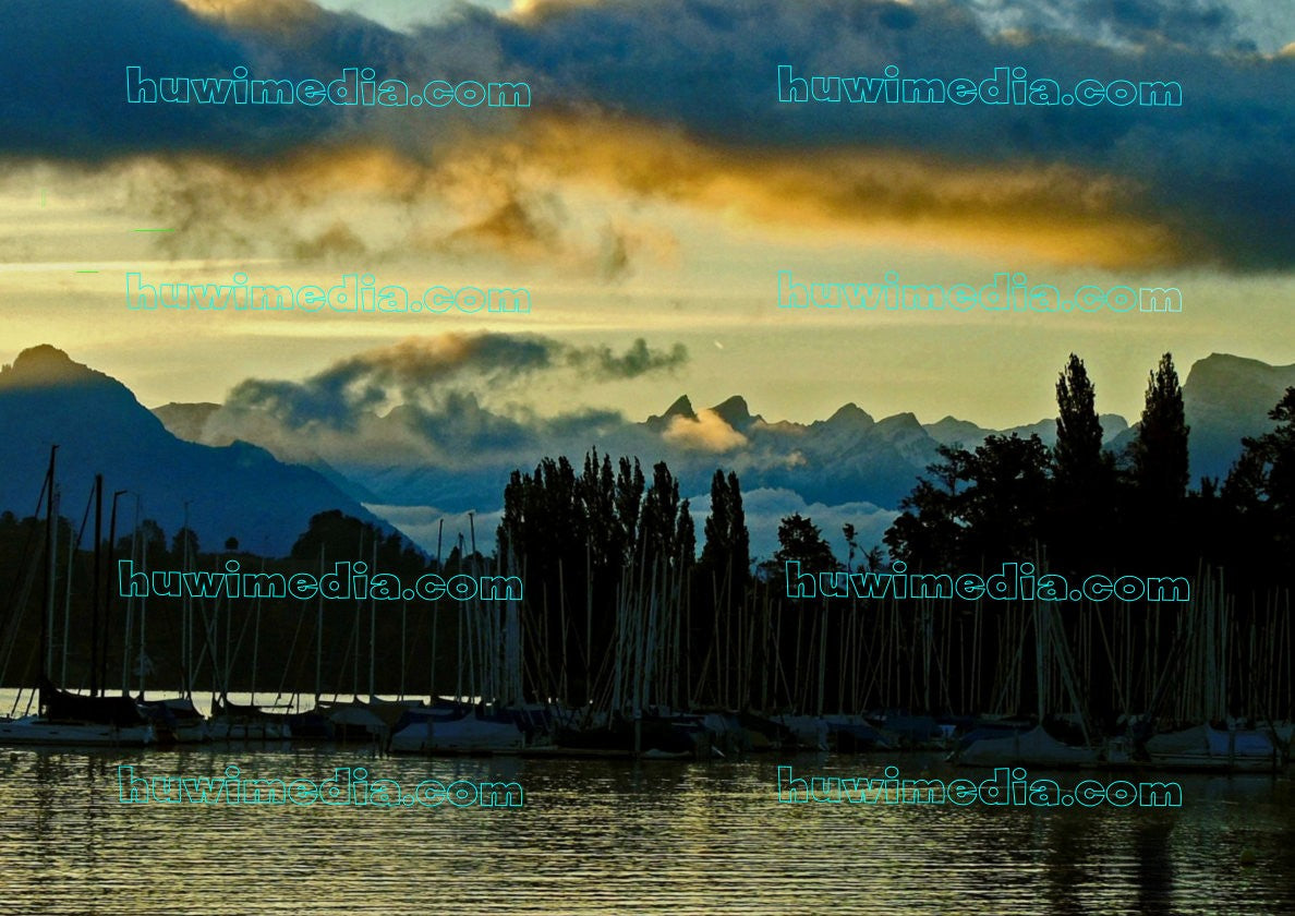 Abendstimmung am Seeufer Ufschoetti mit Alpen, Segelbooten und dramatischem Himmel