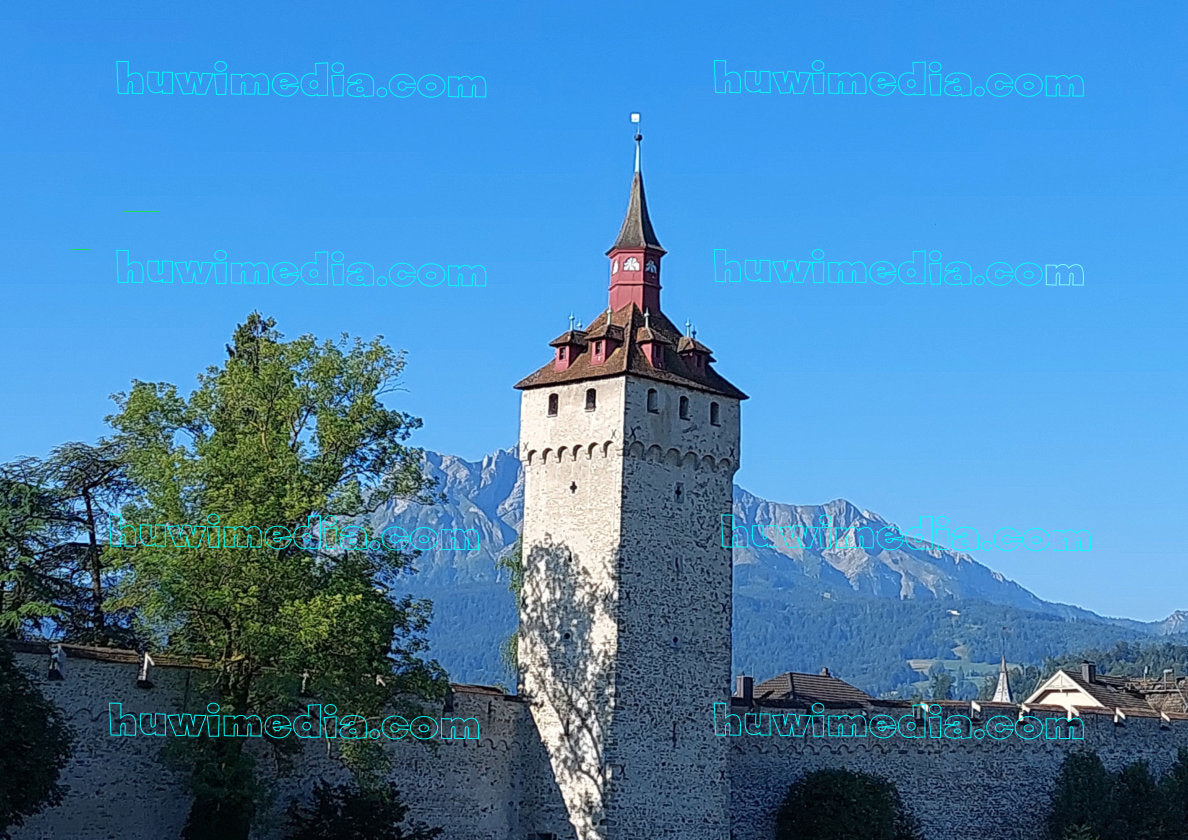 Luzern Museggmauer – Mittelalterlicher Turm mit Pilatus | Digitales Foto