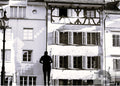 Silhouette einer Person vor historischer Fachwerk-Fassade in der Luzerner Altstadt, Schwarz-Weiss