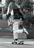 Junge Frau auf Skateboard in Luzern, Schwarzweiss Strassenfotografie