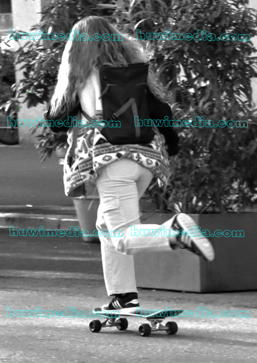 Junge Frau auf Skateboard in Luzern, Schwarzweiss Strassenfotografie