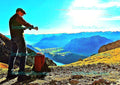 Wanderpause mit Alpenpanorama – Digitales Foto