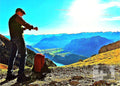 Wanderpause mit Alpenpanorama – Digitales Foto