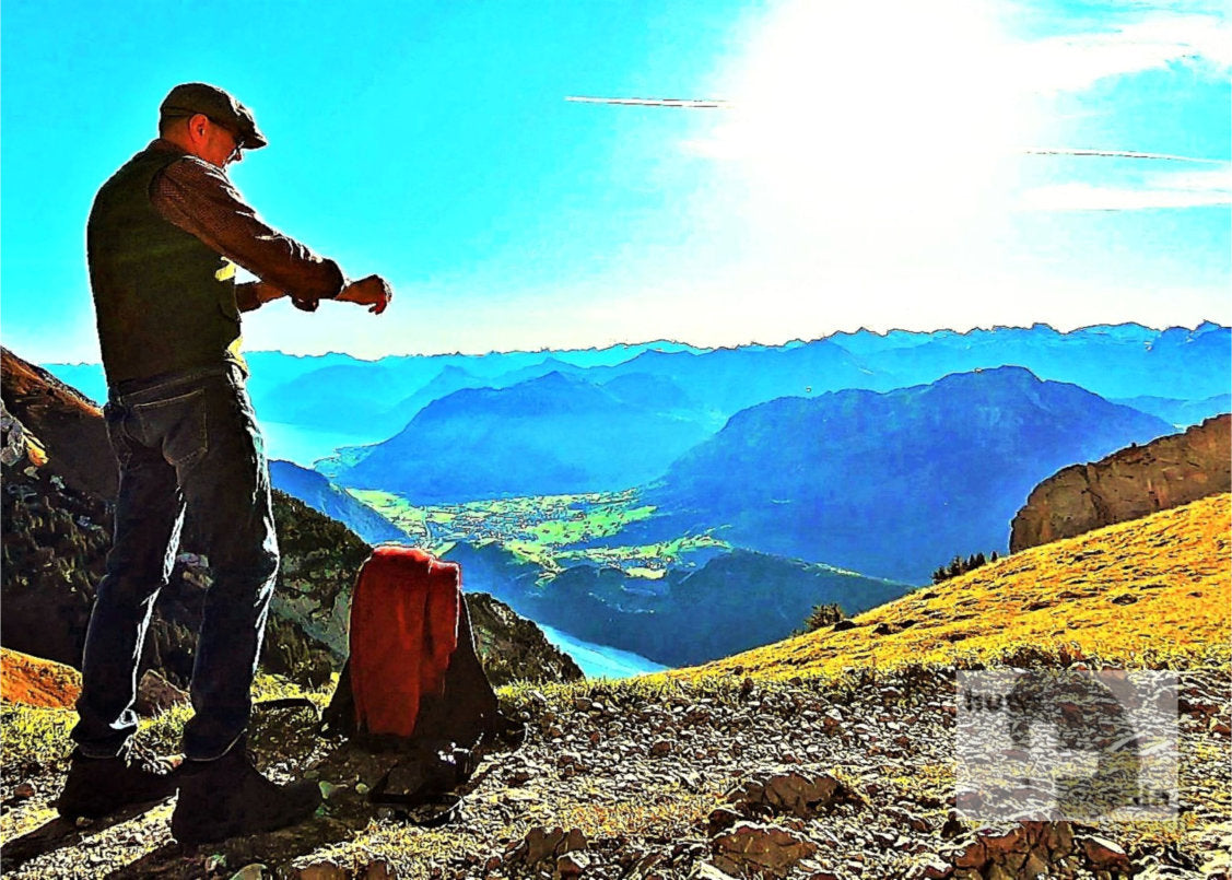 Wanderpause mit Alpenpanorama – Digitales Foto