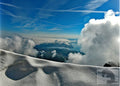 Blick vom Pilatus-Gipfel über Schnee und Wolken auf den Vierwaldstättersee im Winter